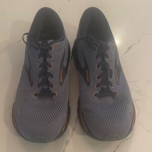 Brooks Ghost running sneakers size 11